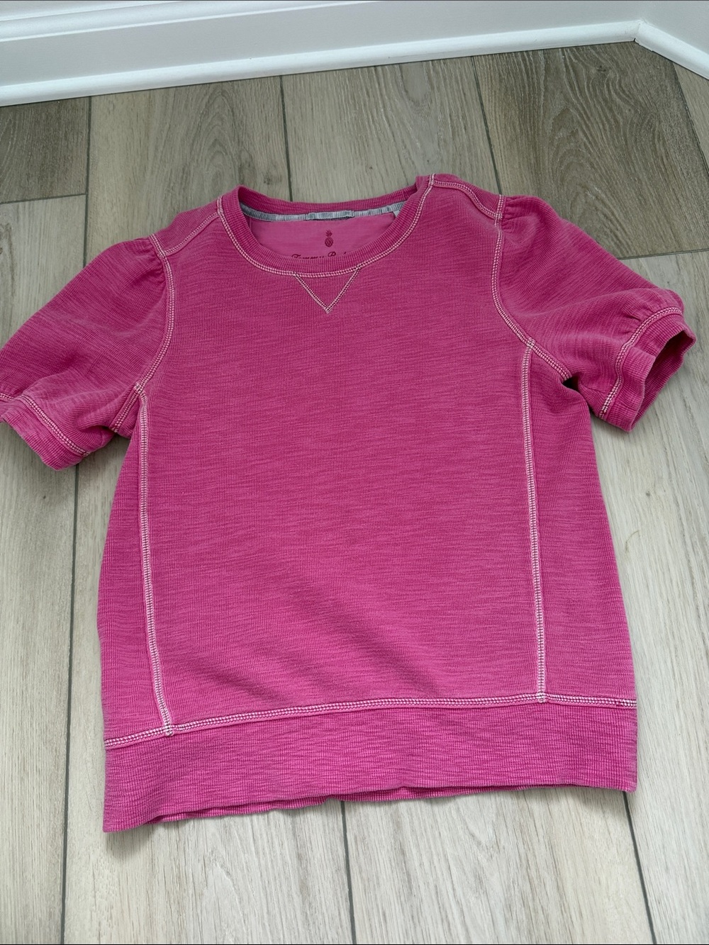Tommy Bahama size small women’s short sleeve sweatshirt pink
good condition